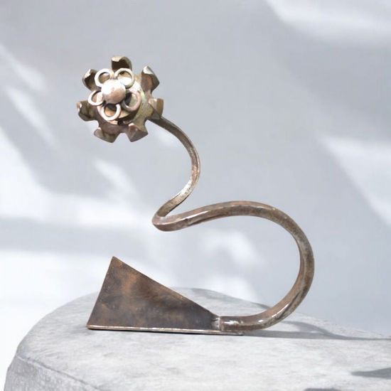 Sola y Bella, 2025 Hierro Abstracta