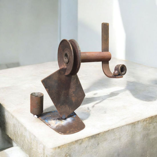 El peso del equilibrio, 2025 Hierro Abstracta