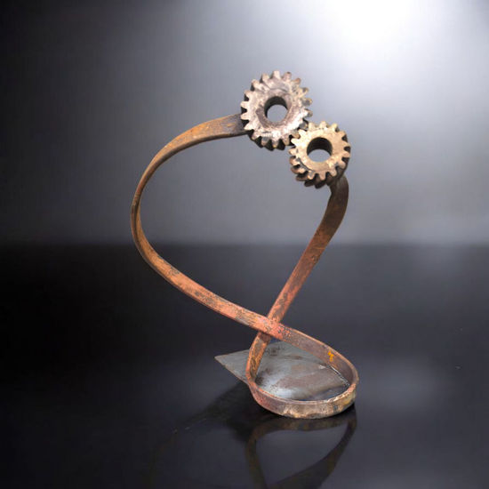 El beso, 2025 Hierro Abstracta