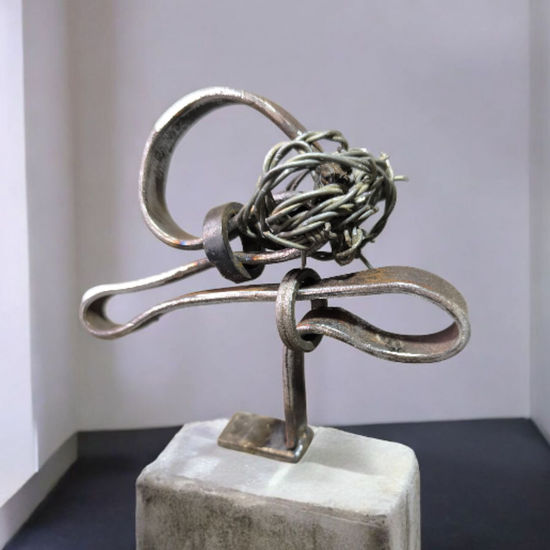 Amuleto, 2025 Hierro Abstracta