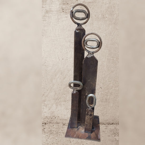 Familia propia, 2024 Hierro Abstracta