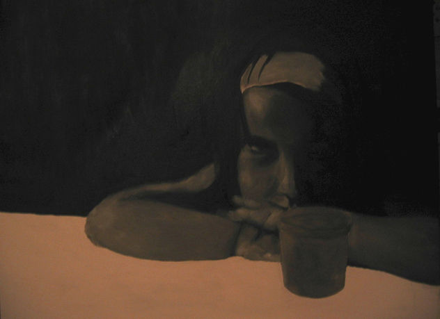Niña con brazos cruzados