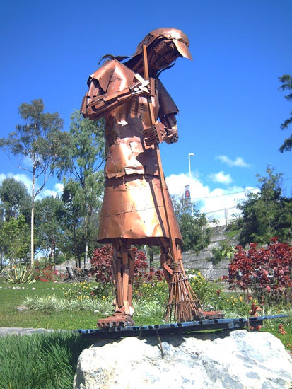 ARTE URBANO RECICLAJE, LA BARRENDERA. HONDURAS Metal Figurative