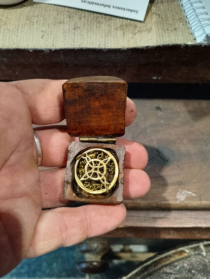 Nudo de bruja, moneda calada 