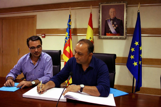 Firma en el libro de honor del Ayuntamiento de Redován
