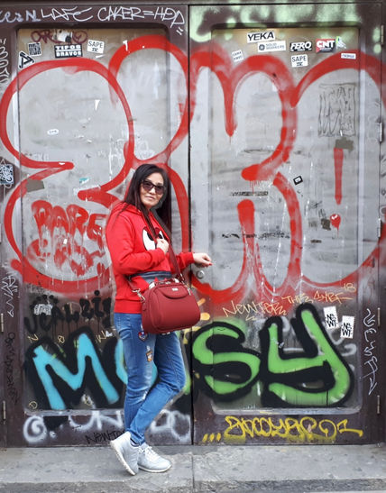 Mujer con grafiti