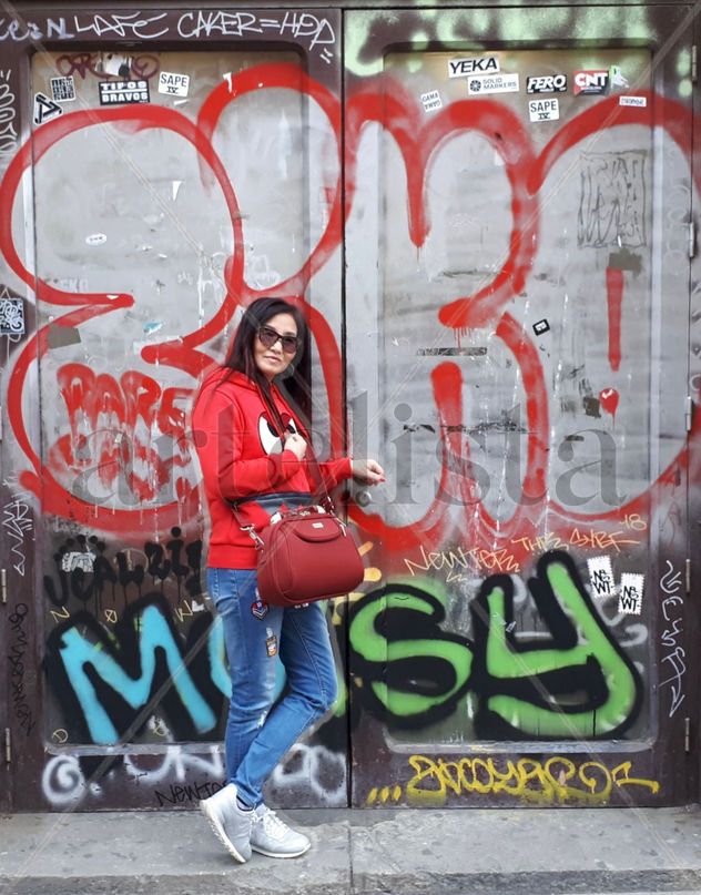 Mujer con grafiti