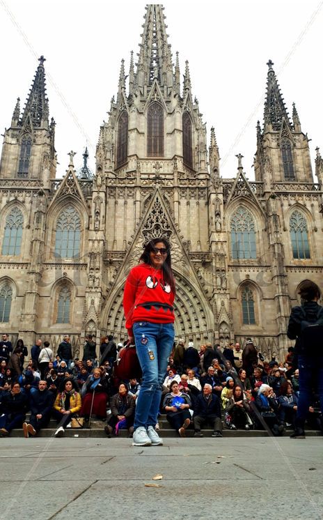 Mujer y catedral