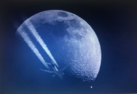 La luna y avión