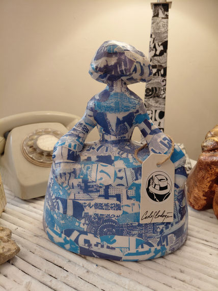 Menina symbol blue