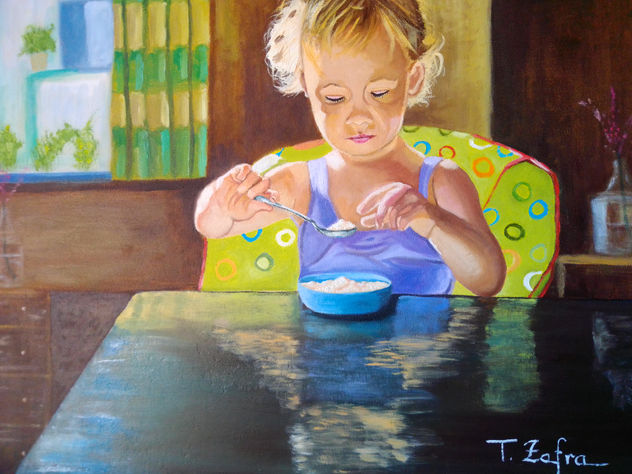 NIÑA COMIENDO
