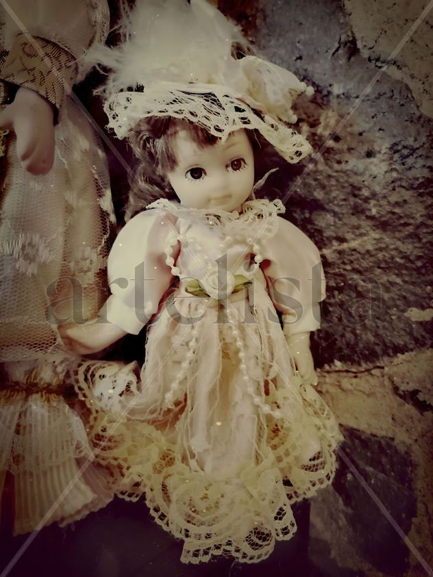 Muñeca Clásica con Vestido Victoriano de Encaje y Perlas