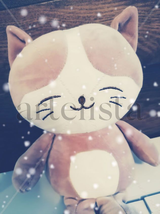 Gatito de Peluche Sonriente con Copos de Nieve