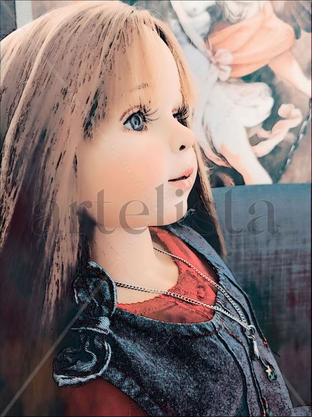 Retrato de Muñeca con Atuendo de Mezclilla y Ojos Claros