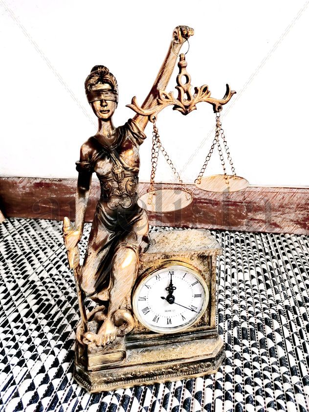 Busto de la Justicia con Balanza y Reloj Clásico en Tonos Dorado y Bronce