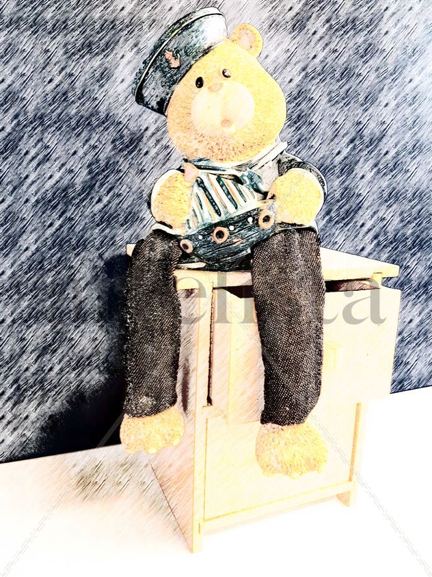 Osito de Peluche Marinero Sentado en Mueble de Madera