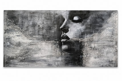 Mujer entre materia
