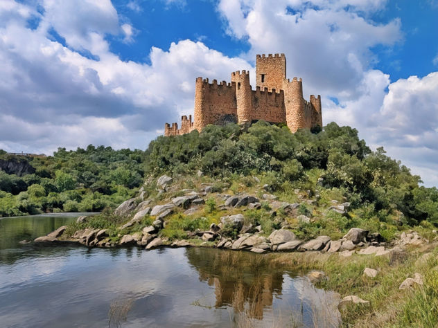 Castillo de Almourol sobre el Tajo, Portugal