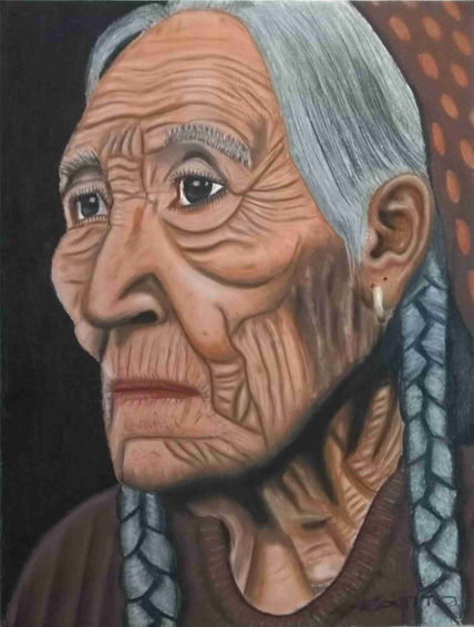 Anciana con trenzas