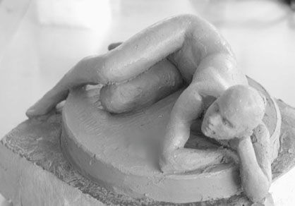 Pequeña figura reclinada
