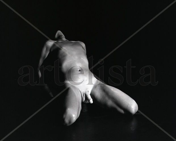 Contrasts Series: Kneeling Model 4