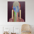 Bisutería en violeta — Retrato con pendientes pálidos — frontal