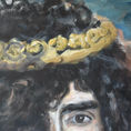 Joven con corona — frontal