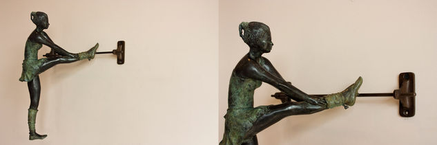 Bailarina en barra Bronze Figurative