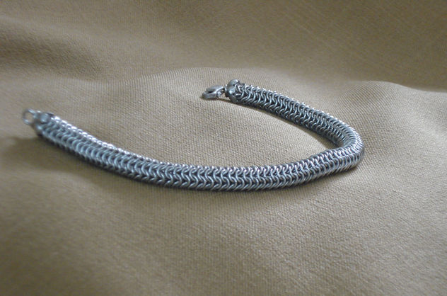 Pulcera tejida de argollas