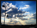 La farola echando un pulso al cielo