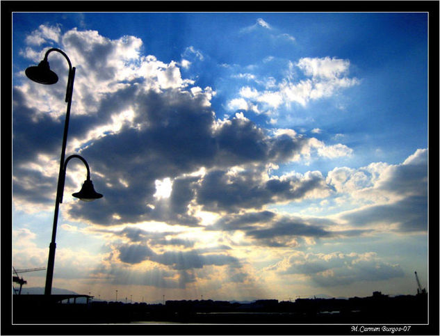 La farola echando un pulso al cielo 