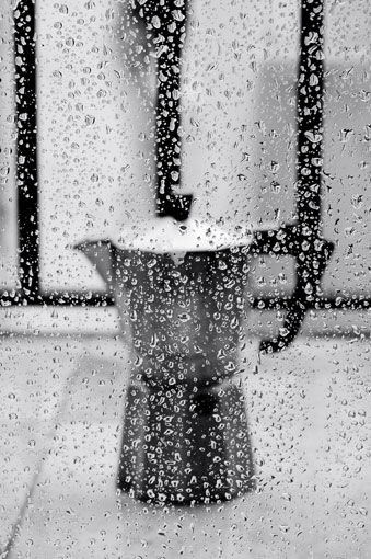 un café bajo la lluvia Conceptual/Abstract Black and White (Digital)