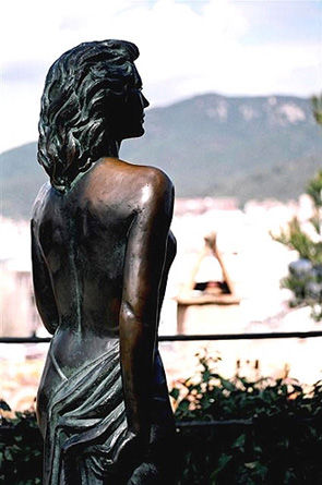 Estatua en bronce de Ava Gardner en el castillo de Tossa de mar 