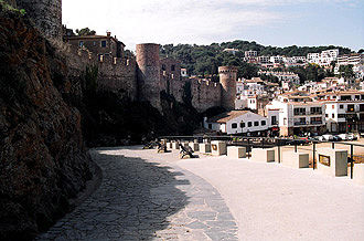 Muralla castillo de Tossa y parte del pueblo 