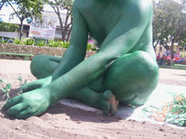 Hombe de tierra verde