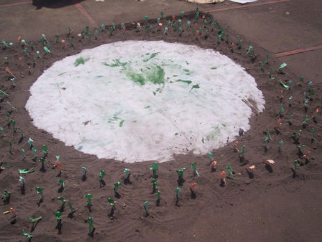 Hombe de tierra verde