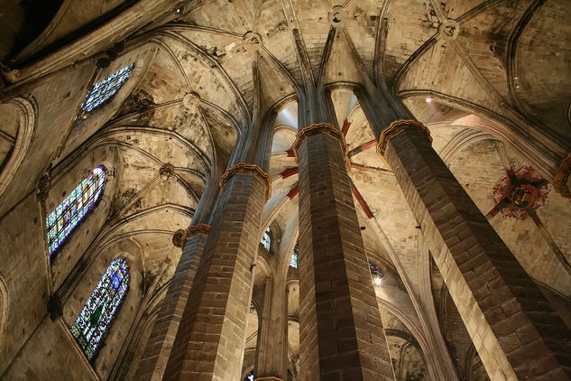 Santa María del Mar (Barcelona) Arquitectura e interiorismo Color (Digital)