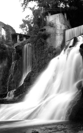 Cascada Naturaleza Blanco y Negro (Química)