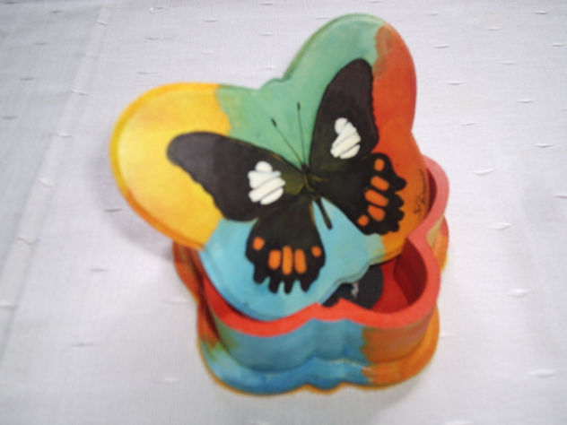 caja con forma de mariposa