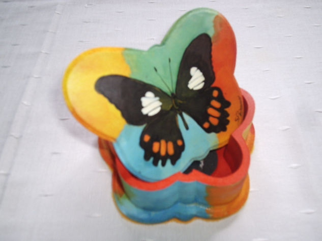 caja con forma de mariposa 