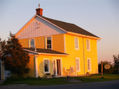 Casa de madera al atardecer