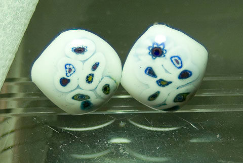 PENDIENTES BLANCOS Y FLORECILLAS AZULES 