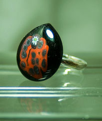 Anillo negro y rojo