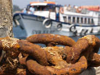 Cadenas y barco