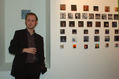 fotografia del artista con las miniaturas
