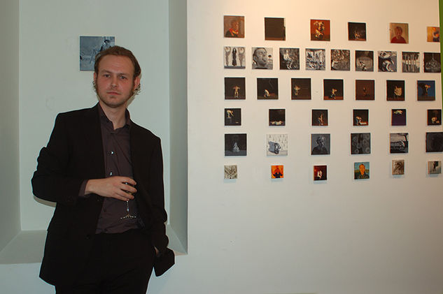 fotografia del artista con las miniaturas Oil Panel Portrait