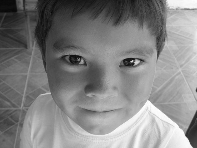 Niño Nativo Retrato Blanco y Negro (Digital)