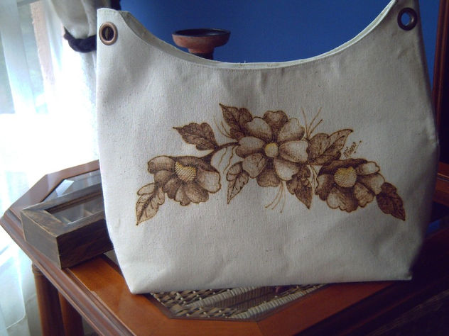 Cartera o bolso pirograbado