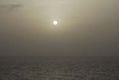 Sol entre la niebla.