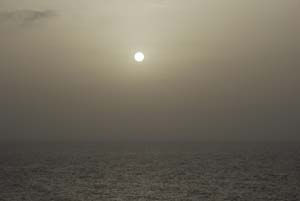 Sol entre la niebla.